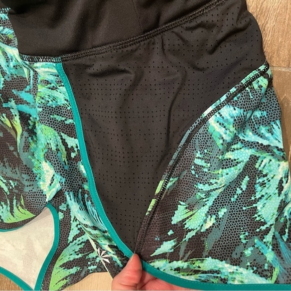 Athleta Track This Run Shorts Nepali Build In Brief Women’s Size medium - Picture 9 of 10